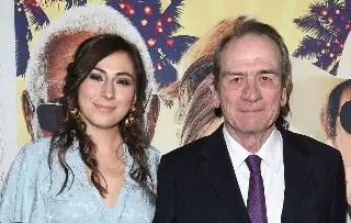 Hallan sin vida en un hotel a Victoria, hija de Tommy Lee Jones 