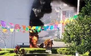 Intentan incendiar adornos navideños bajo el puente de Xallitic