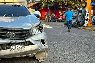 Choque y volcadura en Veracruz; iba un menor a bordo 