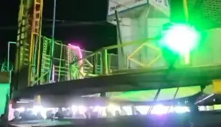 Salen disparadas tres personas de juego mecánico en Puebla ¿Qué provocó el accidente?