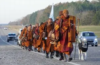 Monjes budistas que marchan por la paz en EU cumplen 70 días rumbo a Washington