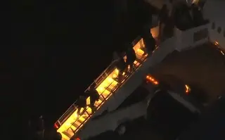 Maduro desciende esposado del avión militar tras aterrizar en Nueva York