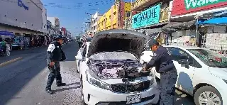 Conato de incendio carro particular en avenida de Veracruz 