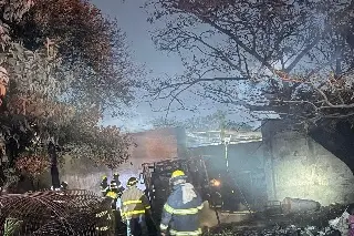 Incendio por pirotecnia deja cuantiosos daños en colonia de Veracruz