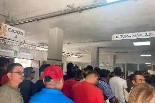 Imagen Lleno, módulo para tramitar licencia en Veracruz; ciudadanos piden abrir más 