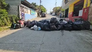 Vecinos bloquean calles por falta de recolección de basura al norte de Veracruz 