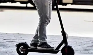 Piden actualizar reglamento de tránsito para regular patines y motos eléctricas