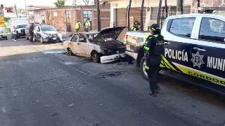 Vuelca taxi en Córdoba, Veracruz; luego se incendia 