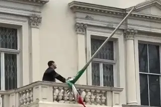 Trepa y quita bandera en embajada iraní durante protesta en Londres (+Video)