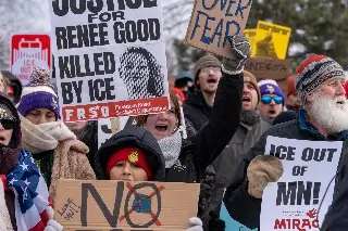 Marchan en EU tras muerte de una mujer a manos de agente de migración: 'El ICE mata'