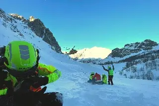 Por avalanchas tras fuertes nevada, mueren tres esquiadores en los Alpes franceses 