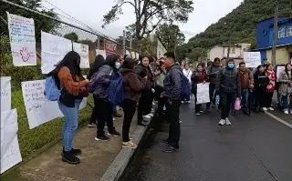 Educadores del Conafe protestan en Orizaba y Xalapa por pagos y derechos