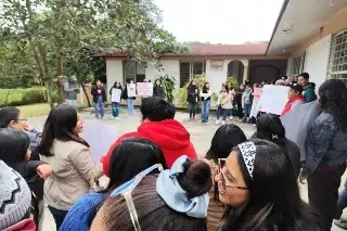 Maestros protestan por condiciones laborales en Tihuatlán, Veracruz 