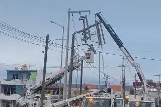 Se 'dobla' poste de luz en Veracruz; esto se sabe 