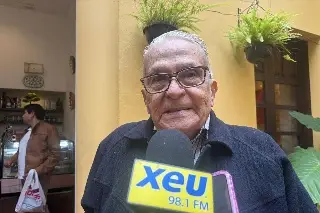 Develan obra en honor a Alfredo Casarín, guardafaros de Veracruz 