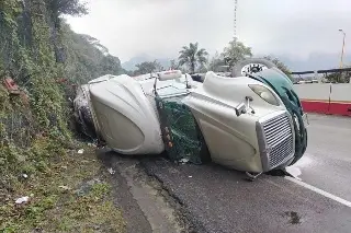Aparatosa volcadura de tractocamión en autopista de Veracruz 