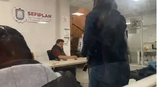 Quejas por falta de personal y mala atención en oficina de Hacienda, en Veracruz