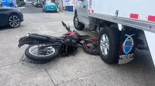 Motociclista se impacta con camioneta en Boca del Río
