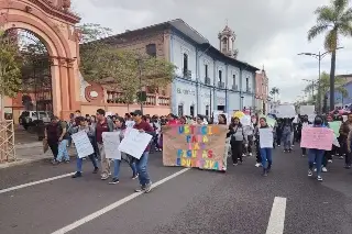 Por segundo día seguido, trabajadores de Conafe realizan protesta en Orizaba, Veracruz