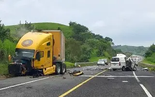 Dos muertos deja accidente en autopista de Tecolutla; auto quedó destrozado