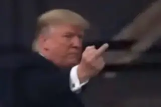 Trump hace seña obscena a un trabajador de Ford que le gritó 'protector de pedófilos'