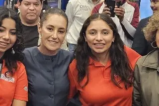 Imagen La veracruzana Valeria Palacios gana la Medalla Mundial de Educación; Sheinbaum la felicita