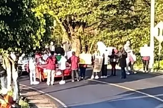 Imagen Trabajadores del IMSS Bienestar bloquean carretera Naolinco-Xalapa