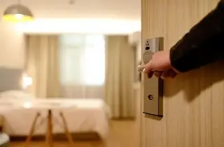 Hoteleros prevén que costos se eleven si se aprueba reducción de jornada laboral 