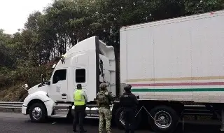 Reportan robo de al menos 2 camiones que transportaban café en carretera de Veracruz 