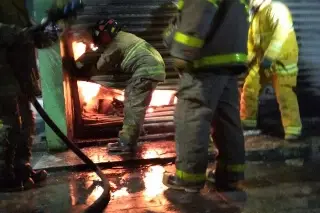 Incendio en mercado de Atoyac moviliza a cuerpos de emergencia
