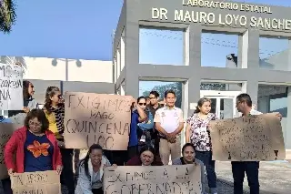 Se manifiestan en el Laboratorio Estatal de Salud en apoyo a personal que no ha recibido su pago 
