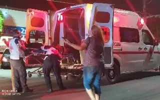 Parte su moto en dos y daña auto en colonia de Veracruz  