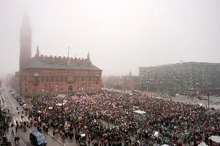 Miles de manifestantes protestan en la capital de Groenlandia