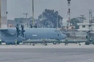 Captan avión 'Super Hércules' de EU llegando a aeropuerto de Toluca