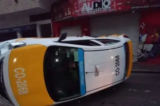 Aparatoso accidente con volcadura incluida en Córdoba, Veracruz; hay un detenido 