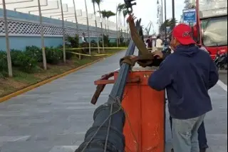 Retiran luminaria a punto de caer en Plaza Heroísmo Veracruzano 