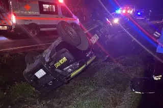 Vuelca patrulla en Córdoba y deja cuatro policías lesionados