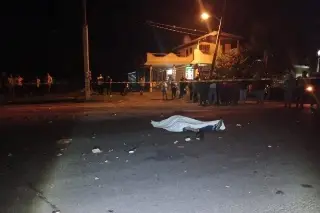 Muere pareja que viajaba en moto impactada por vehículo; conductor huyó