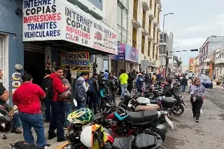 Siguen las largas filas para emplacamiento  de motos en Veracruz 