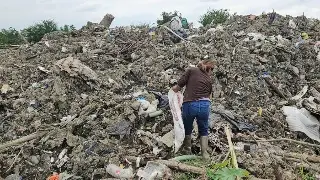 Inundación obliga a damnificados a buscar reciclaje en Poza Rica, Veracruz
