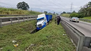 Tractocamión se sale del camino en autopista de Veracruz; así habría ocurrido 