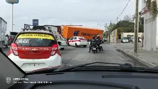 Trailer a punto de volcar en la Rafael Cuervo; hay caos vial 