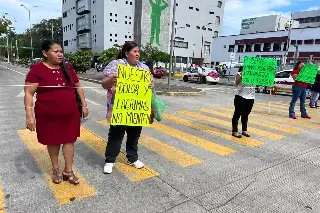Madres de niños con cáncer bloquean avenida 20 de noviembre en Veracruz 