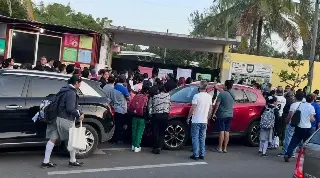 Padres de familia exigen rendición de cuentas y toman escuela en Boca del Río 