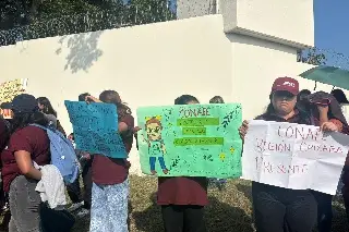 Educadores de Conafe exigen prestaciones y reconocimiento a su labor 