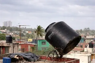 Asegurar tinacos, macetas y laminas que puedan salir disparados por el viento: PC