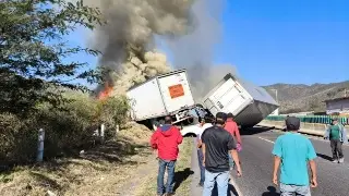 Se incendian dos unidades de carga tras chocar en autopista de Veracruz