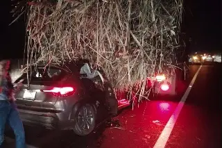Auto se estampa con camión cañero cerca de Cerro Gordo, Veracruz