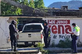 Camioneta termina adentro de la casa de exalcalde de Nogales, Veracruz