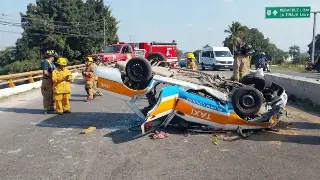 Aparatosa volcadura de taxi en carretera de Veracruz 